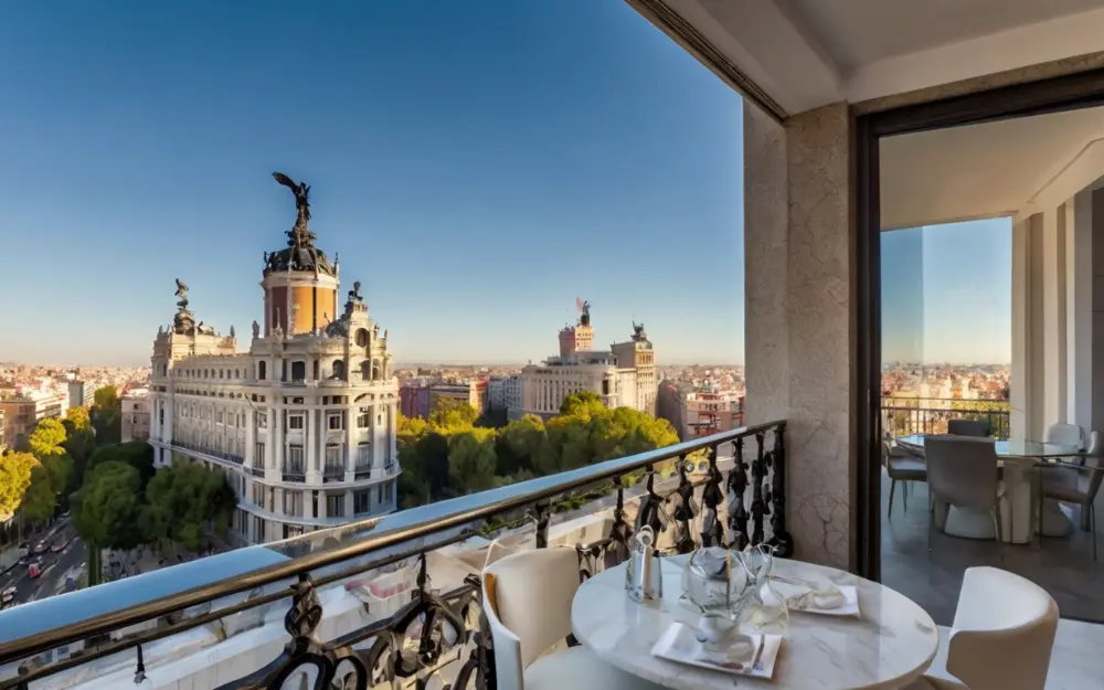 Terraza con vistas al centro de Madrid en una vivienda de lujo en el barrio de Salamanca en un día soleado.