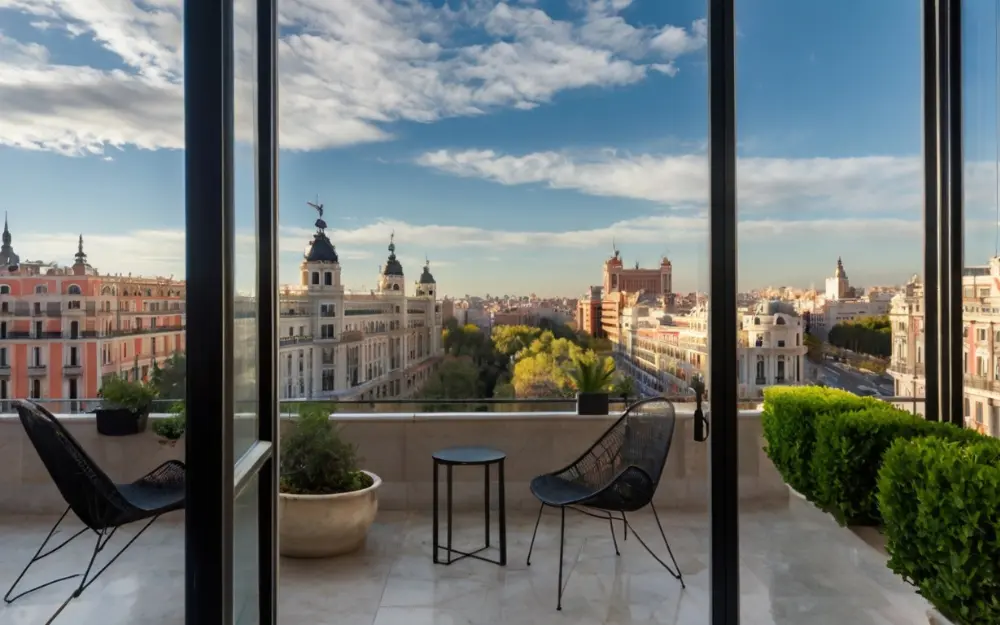 Terraza de vivienda de lujo en Madrid con vistas al centro en un día soleado.