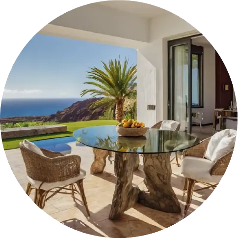 Terraza de una propiedad de lujo con vistas al jardín y al mar en la costa española, vinculada a una carta de desahucio de vivienda.