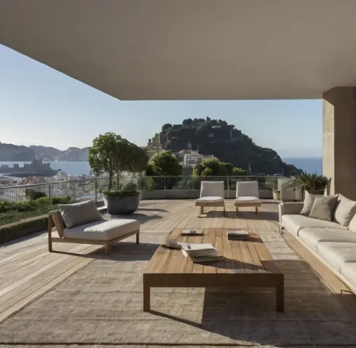 Terraza de lujo con vistas a la bahía de San Sebastián, ideal para clientes asesorados por un abogado de real estate San Sebastián.