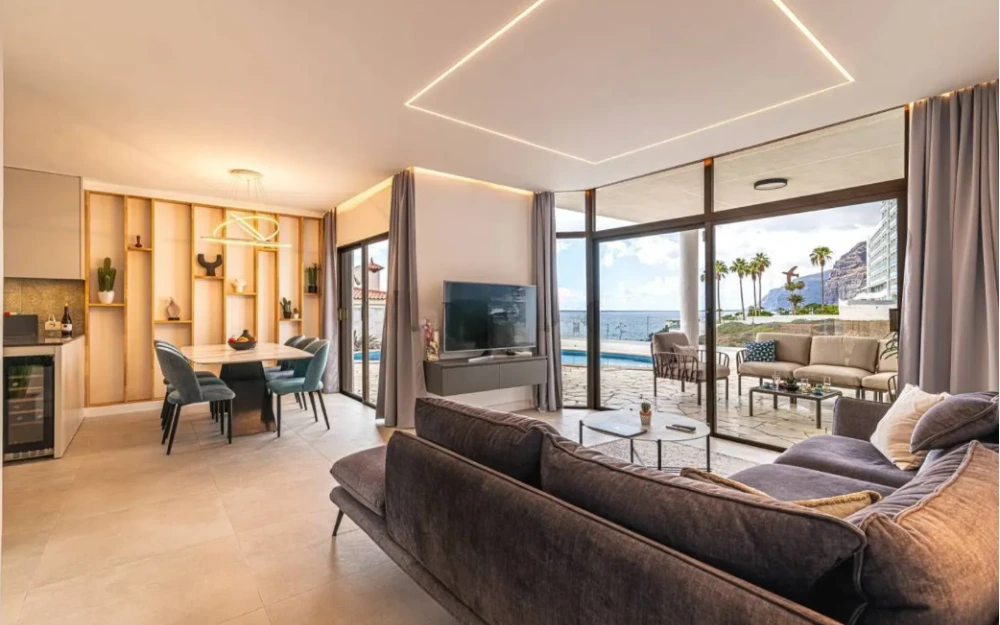 Apartamento céntrico en Santa Cruz de Tenerife con diseño moderno, vistas al mar, terraza privada y espacios luminosos.