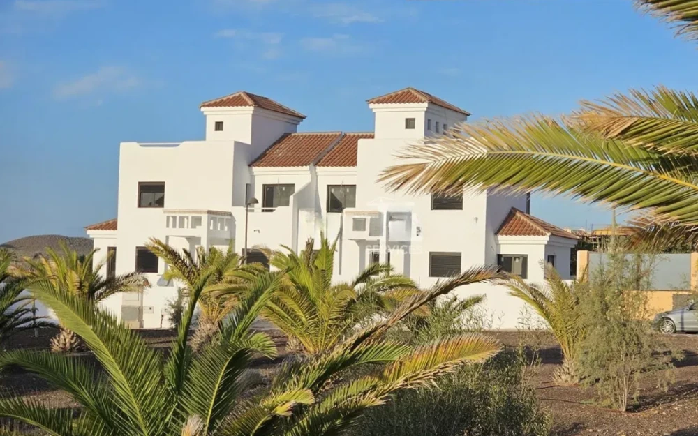 Villa de lujo en Tenerife Sur, en Amarilla Golf, con arquitectura mediterránea, rodeada de jardines tropicales y vistas exclusivas.