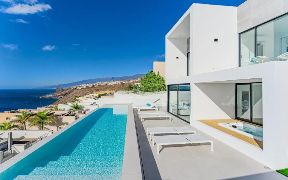 Villa de lujo en venta en Santa Cruz de Tenerife con piscina infinita, diseño moderno y vistas panorámicas al océano Atlántico.