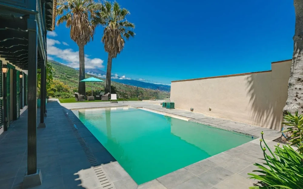 Chalet en venta en Arona, Tenerife con piscina privada, jardín, vistas al mar y montaña, ideal para disfrutar del clima cálido y la tranquilidad de la isla.