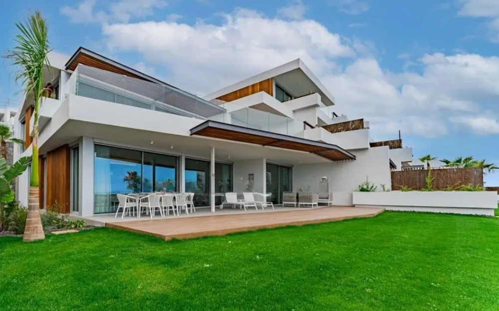 Pisos en venta en San Isidro, Tenerife con diseño moderno, terrazas amplias, jardín privado y vistas al entorno natural.