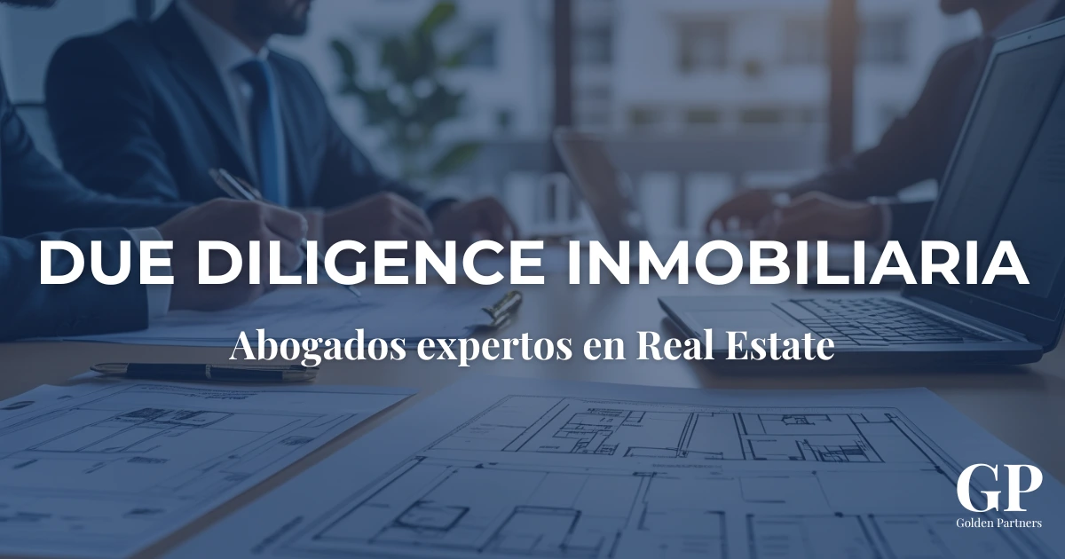 Equipo de expertos en derecho inmobiliario y auditoría revisando planos y documentación en una reunión de due diligence inmobiliaria para garantizar la seguridad y viabilidad de una operación de compraventa de inmuebles.