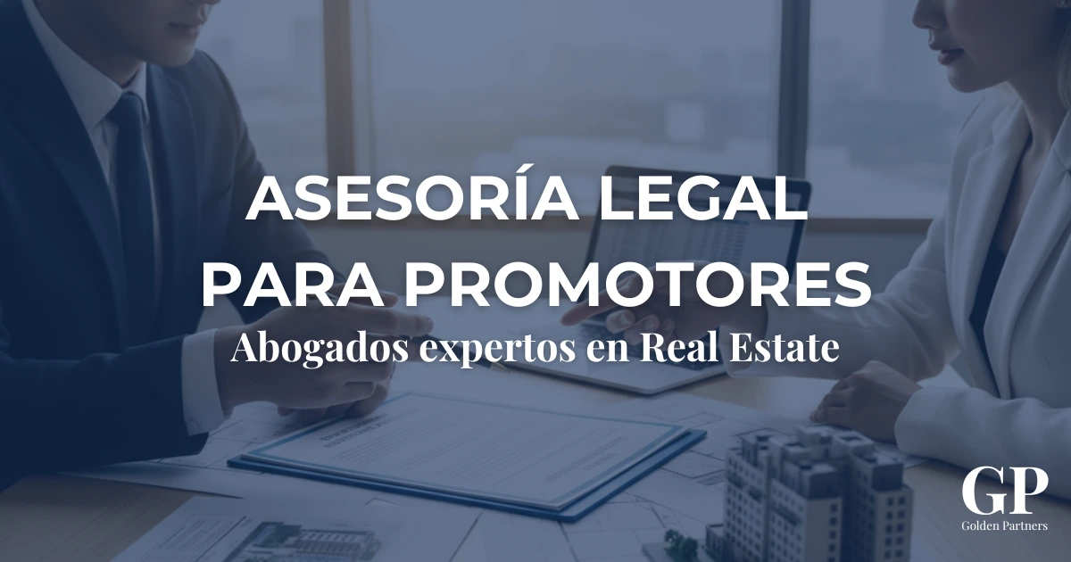 Abogados expertos ofreciendo asesoría legal para promotores inmobiliarios durante una reunión profesional con planos y documentación de obra sobre la mesa.