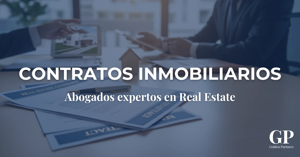 Abogados especializados revisando contratos inmobiliarios en una reunión profesional de asesoramiento legal en el sector Real Estate.