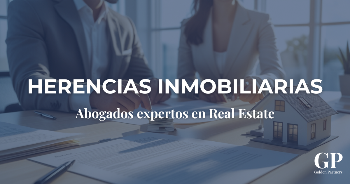 Abogados especializados en herencias inmobiliarias reunidos en despacho, revisando documentación legal sobre sucesión de propiedades y reparto de bienes inmuebles.