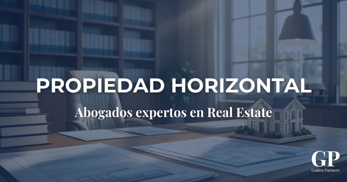 Mesa de despacho con documentos legales y maqueta de edificio, representando la aplicación de la ley de propiedad horizontal y la gestión jurídica de comunidades de propietarios.
