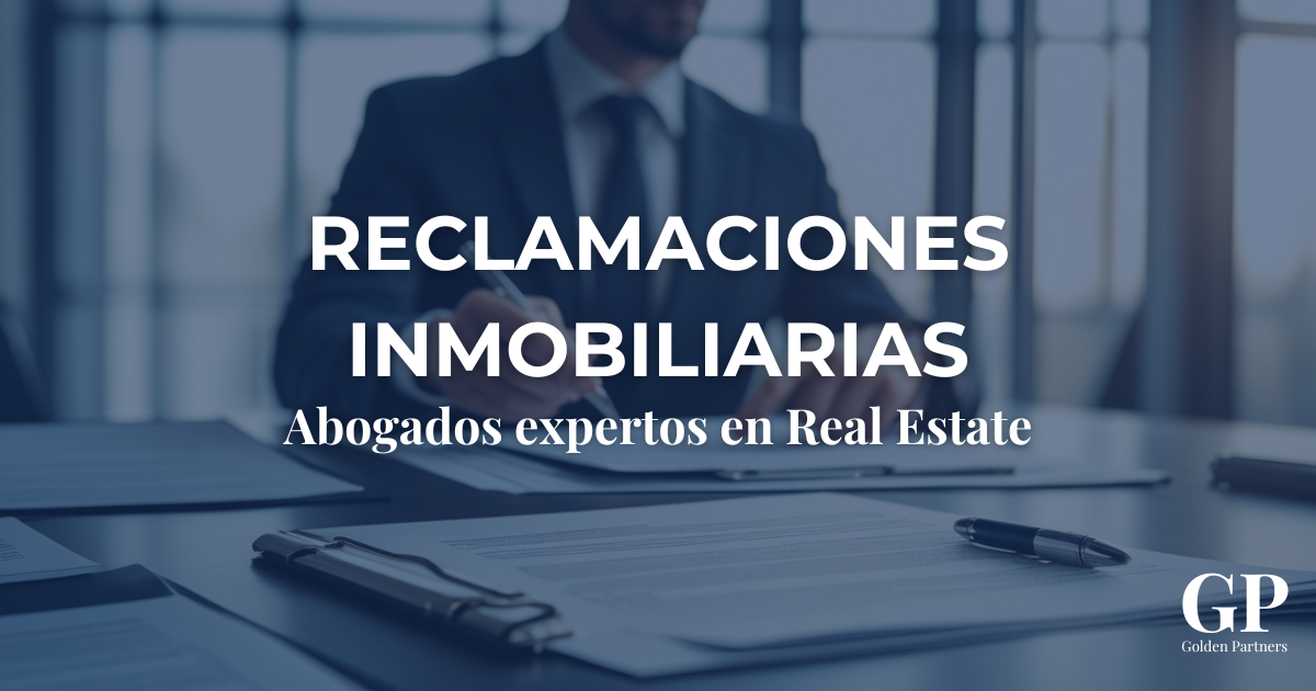 Abogado experto en reclamaciones inmobiliarias revisando documentación legal en su despacho, especializado en resolución de conflictos y derecho inmobiliario.