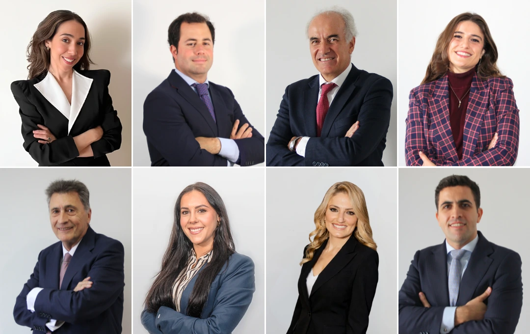 Zespół profesjonalnych doradców Golden Partners pozujących do zdjęcia biznesowego, reprezentujących doświadczonych eksperci ds. nieruchomości w Hiszpanii.