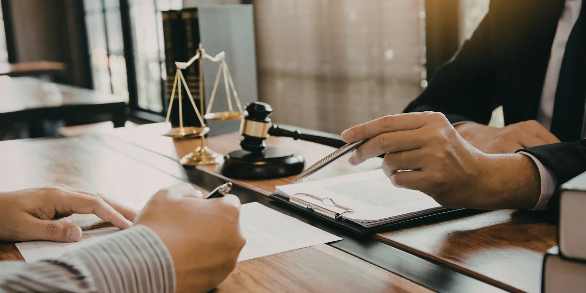 Prawnik analizujący umowę kupna–sprzedaży nieruchomości przy biurku — doradztwo prawne Golden Partners