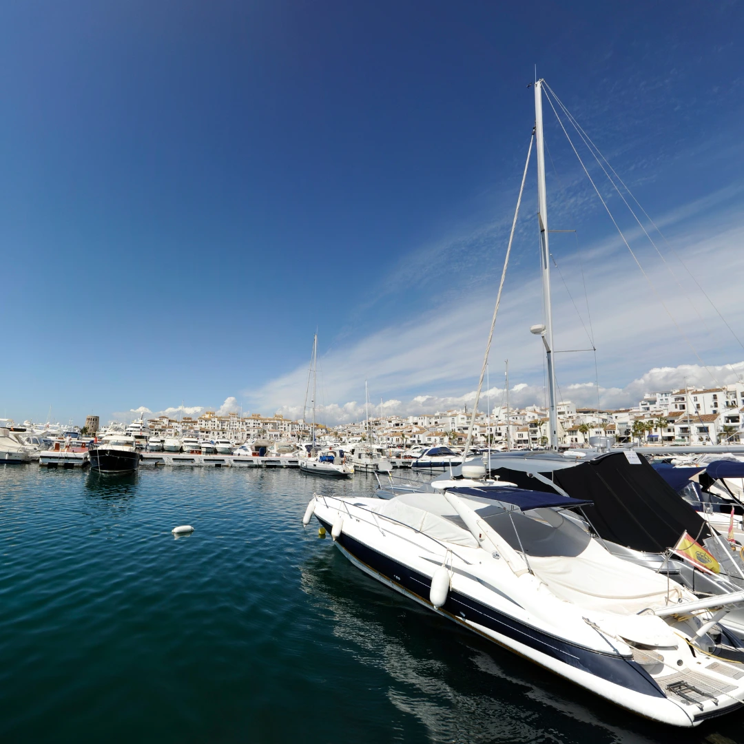 Domy na sprzedaż w Marbelli – luksusowe nieruchomości przy marinie Costa del Sol