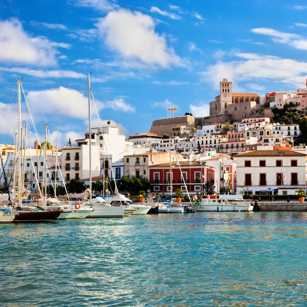 Luksusowe nieruchomości na Ibizie – ekskluzywne wille i apartamenty w prestiżowych lokalizacjach